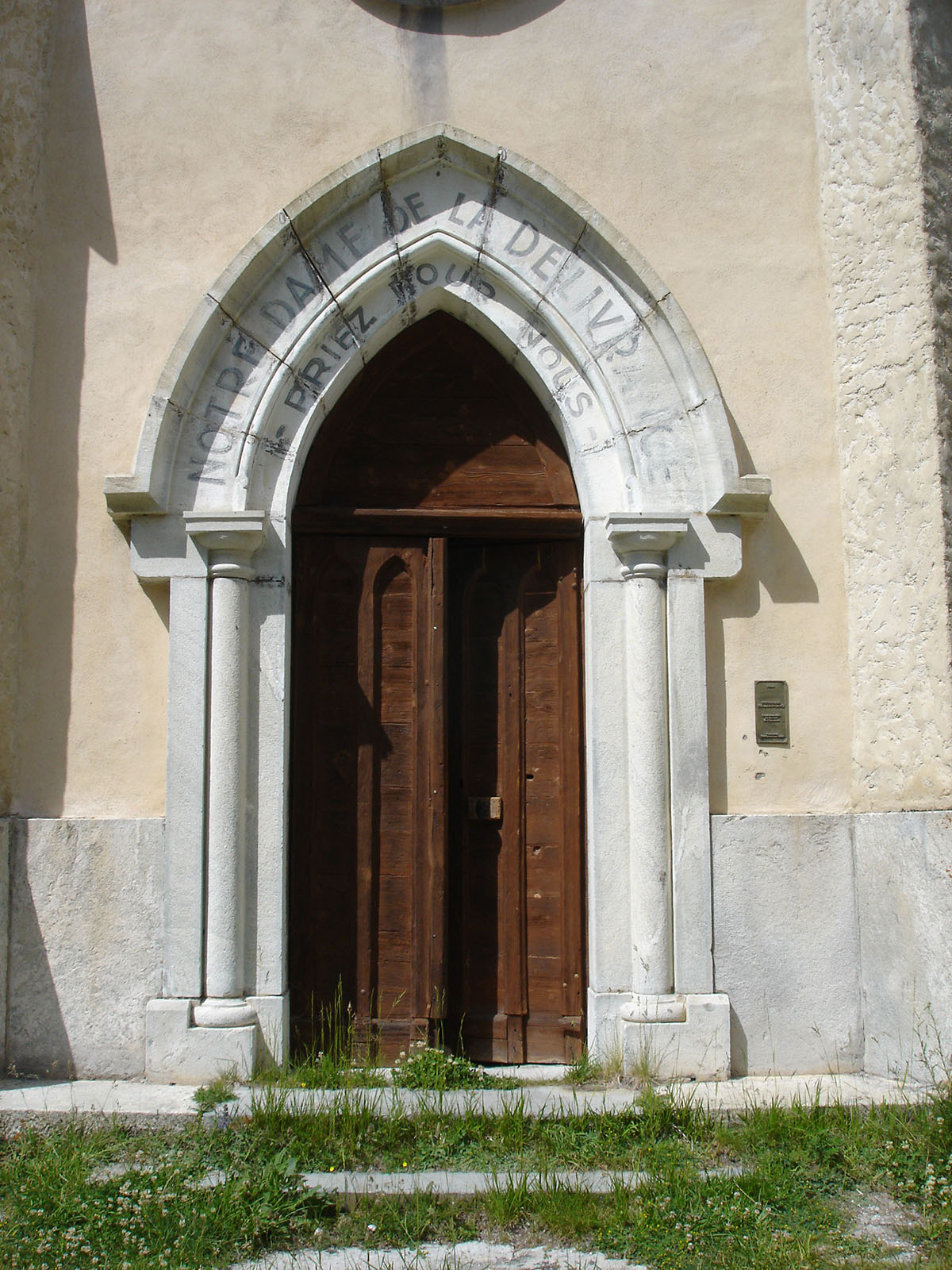 Il portale della chiesa Saint Pierre d'Extravache, Bramans.